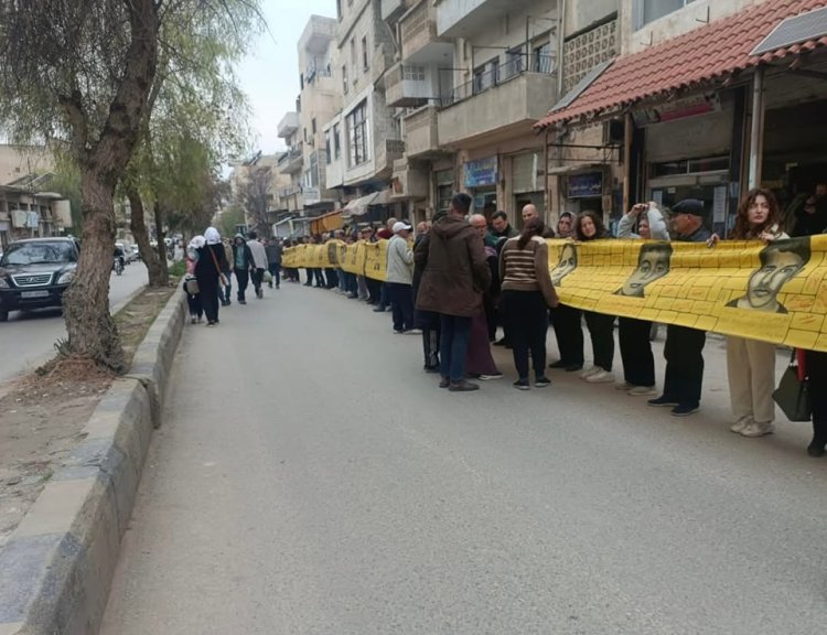 جدارية صور المعتقلين في سلمية لإحياء ذكرى المفقودين