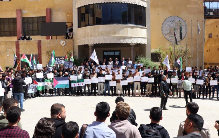 وقفة تضامنية مع أهالي غـ ـزة نظمها طلاب جامعة حلب الحرة في مدينة إعزاز بريف حلب الشمالي