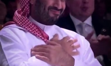 إعلان الرئيس الأمريكي دونالد ترامب عن رفع العقوبات عن سوريا و ولي العهد السعودي الأمير محمد بن سلمان تفاعل مع الإعلان بشكل لافت حيث صفق بحرارة