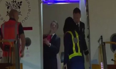 الرئيس الفرنسي يعلق على فيديو تلقيه "صفعة من زوجته"