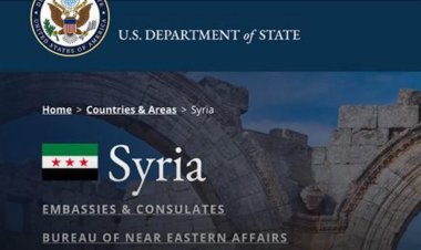 وزارة الخارجية الأميركية تعتمد علم سوريا الجديد على موقعها الإلكتروني.
