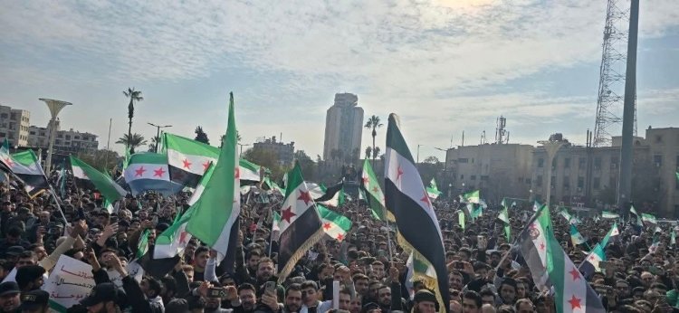 مظاهرة حاشدة في مدينة حلب رفضاً لدعوات التقسيم، واحتفالاً بذكرى عملية ردع العدوان