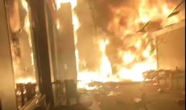 حريق ضخم يلتهم أكشاكًا تجارية قرب محطة مترو المرج الجديدة في القاهرة