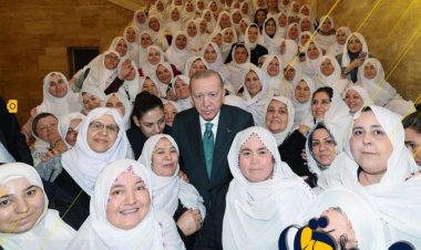 الرئيس أردوغان يلتقط صورة تضامنية مع محجبات في البرلمان دعماً لرئيسة بلدية تعرضت للإساءة