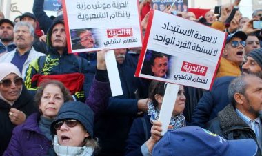 عائلات المعتقلين السياسيين في تونس تتظاهر للمطالبة بالإفراج عن أبنائها ووقف الاعتقالات