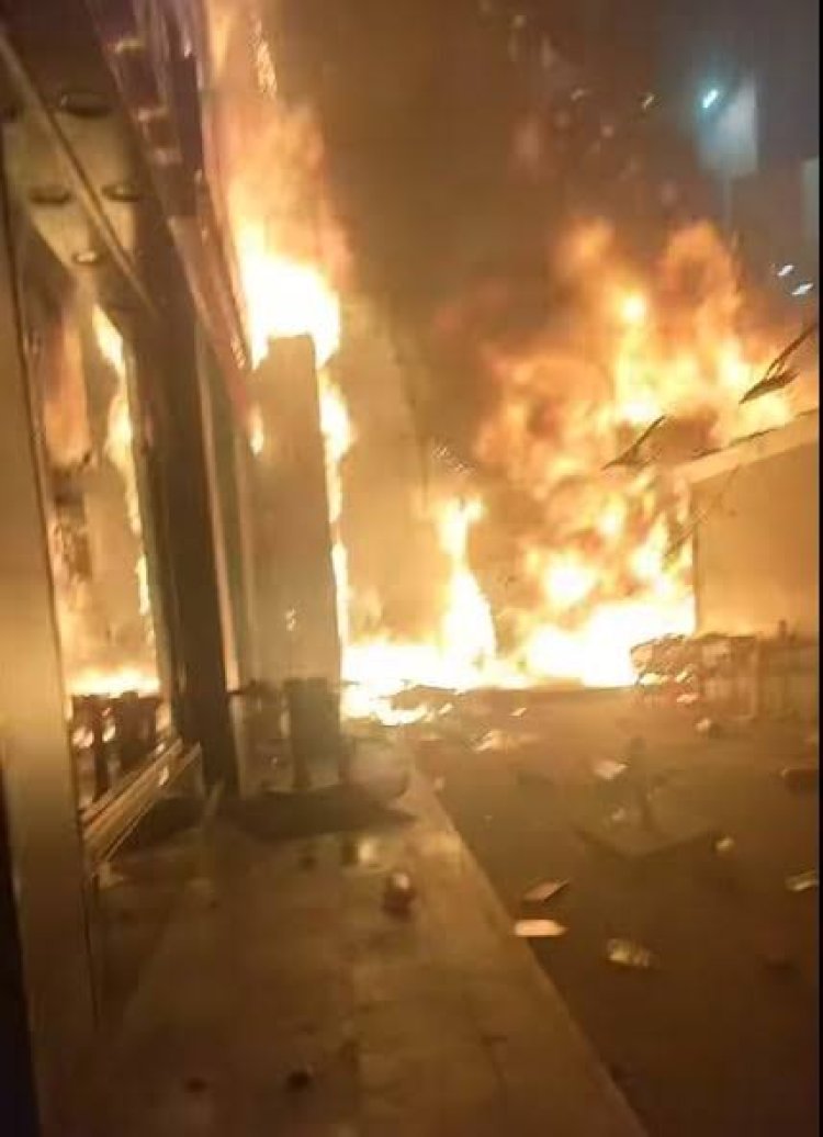 حريق ضخم يلتهم أكشاكًا تجارية قرب محطة مترو المرج الجديدة في القاهرة