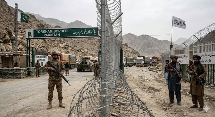 تصعيد جديد على الحدود.. باكستان تعلن حرباً مفتوحة وأفغانستان تستعيد السيطرة على مواقع حدودية